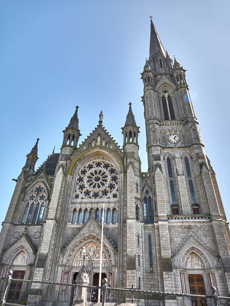 Oud katholiek kathedraal gebouw in Ierland. Christelijke kerk, oude gotische architectuur - Foto, afbeelding