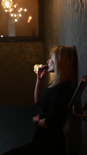 Κοντινή πλαϊνή άποψη των γυναικών ατμίζοντας και εκπνέοντας καπνό, κάθετη βίντεο. Υψηλής ποιότητας υλικό FullHD - Πλάνα, βίντεο