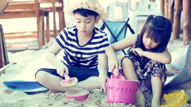 Happy asijské děti hrací písku na pláži - Záběry, video