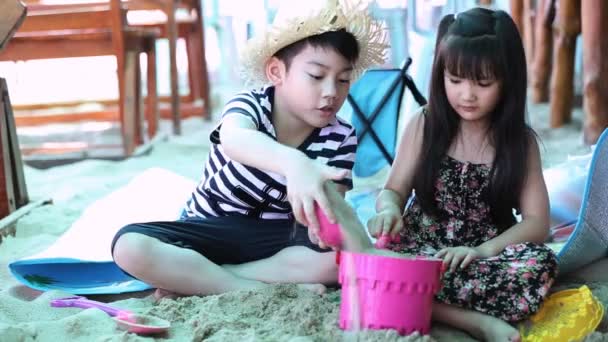 Felice asiatico bambini giocare sabbia su spiaggia
 - Filmati, video