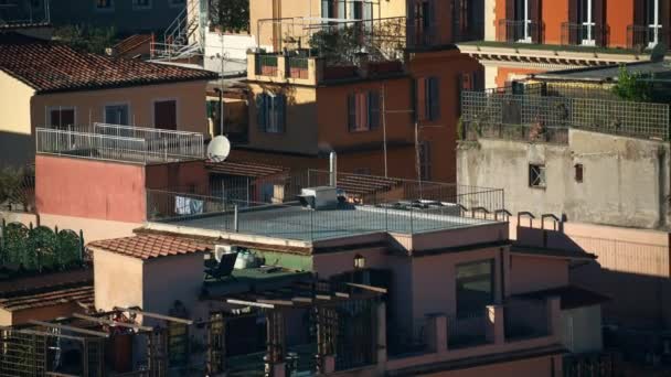Vista aérea de los tejados de tejas rojas al atardecer en Roma, Italia - Metraje, vídeo