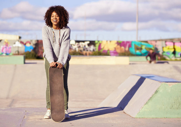 Skatepark, mode en zwarte vrouw met skateboard in de stad voor oefening, training en schaatsen. Skater, glimlach en vrolijke vrouw voor trendy, edgy stijl en hipster kleding in de stad. - Foto, afbeelding