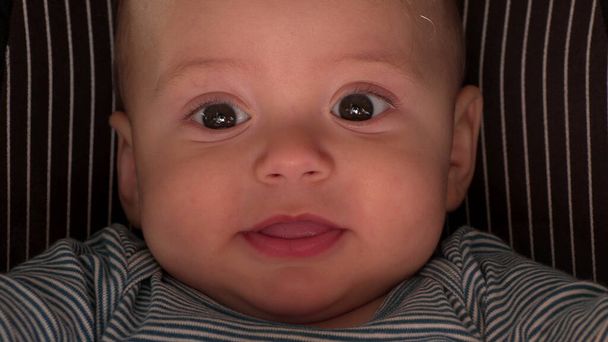 ハッピー 笑顔の幼児ベイ ボーイ 楽しい - 写真・画像
