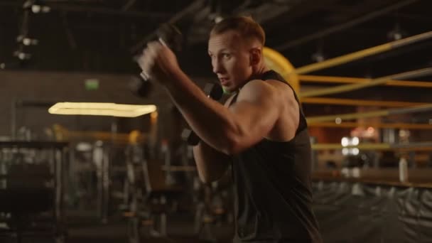 Filmový zpomalený záběr profesionálního mladého svalnatého muže cvičí stínový box v ringu. . Vysoce kvalitní 4K záběry - Záběry, video