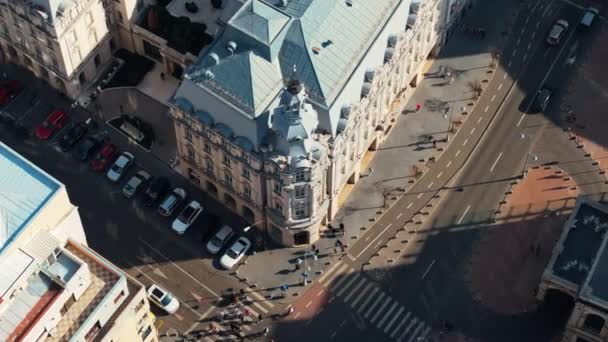 Letecký dron shora pohled na centrum staré historické budovy ve slunečním světle. Stěhování dopravy v Bukurešti, Rumunsko - Záběry, video