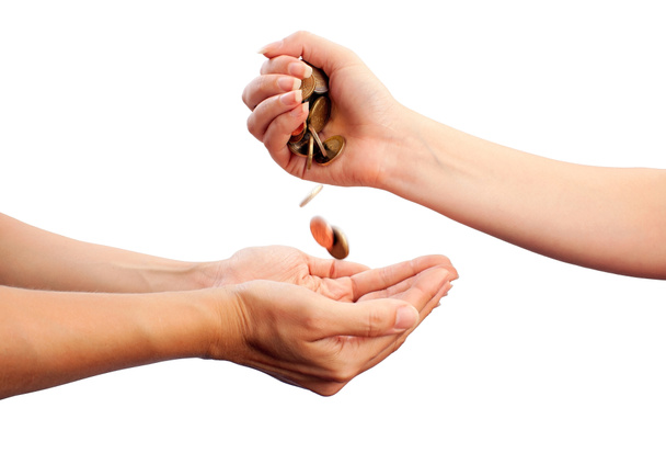 ręka wylewać monet w ręce innej osoby - Zdjęcie, obraz