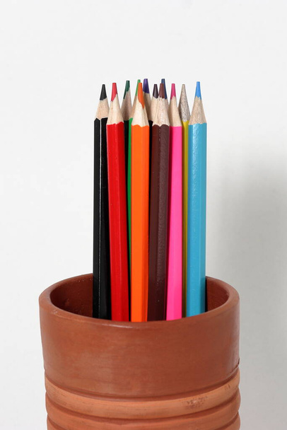 Kolor ołówki izolowane na białym tle zbliżenie - Zdjęcie, obraz