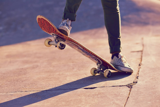 Skateboard, sneaker en persoon in skatepark voor skate, recreatie en actief voor spel met wielen. Snelheid, beweging en optreden voor truc, sport en actie op de grond voor speelgoed en balans in de zomer. - Foto, afbeelding