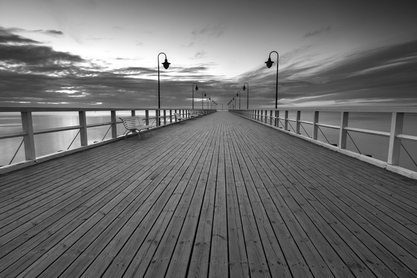 Mooie lange blootstelling zeegezicht met houten pier - Foto, afbeelding