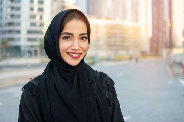 Retrato da jovem mulher árabe vestindo roupas tradicionais árabes ao ar livre - Foto, Imagem