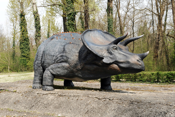 Modell des Triceratops-Dinosauriers im Freien - Foto, Bild
