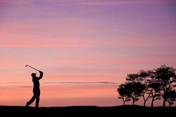 Silhouette de golfeur contre ciel couchant coloré
 - Photo, image