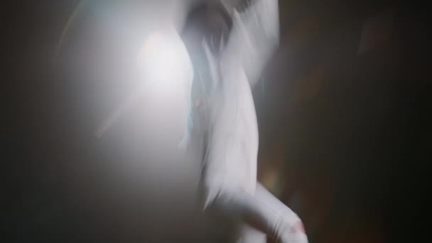 Боковой хронометраж опытных защитников фольги, сражающихся с насильниками во время соревнований в темной комнате - Кадры, видео
