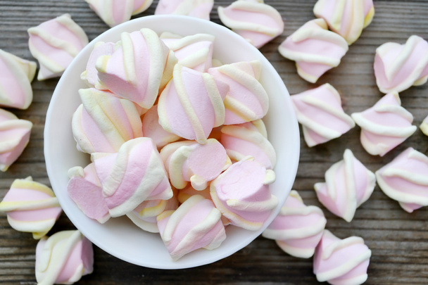 Veel geel en roze marshmallows - Foto, afbeelding