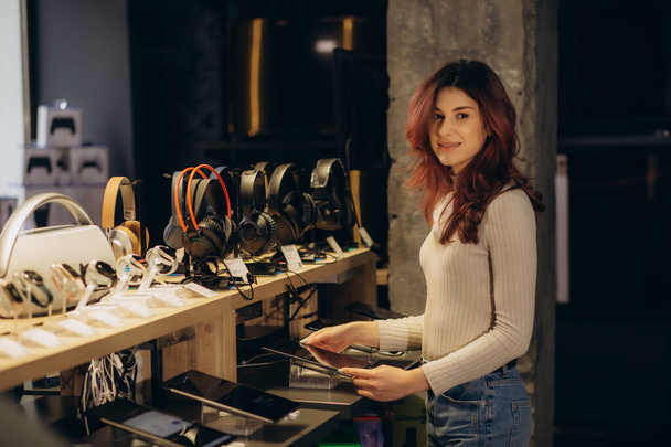 krásná mladá žena v obchodě s elektronikou - Fotografie, Obrázek