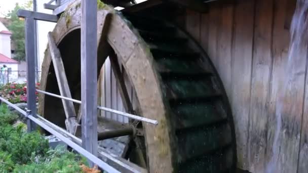 Wangen im Allgäu, 17. August 2023. Schöne Aufnahmen der Wassermühle am Altstadtplatz. - Filmmaterial, Video