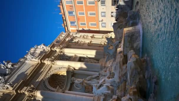 Řím, Itálie - 13. února 2024: Fontána Trevi s turisty při západu slunce. Svislý výstřel - Záběry, video
