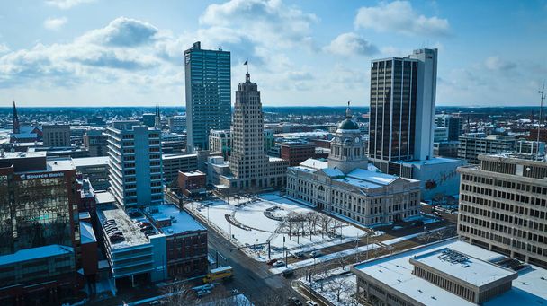 Χειμώνες αγκαλιάσει στο Fort Wayne, Ιντιάνα, με μια χιονισμένη εναέρια άποψη προβάλλοντας ένα αρμονικό μίγμα των ιστορικών δικαστηρίων και σύγχρονο αστικό τοπίο. - Φωτογραφία, εικόνα