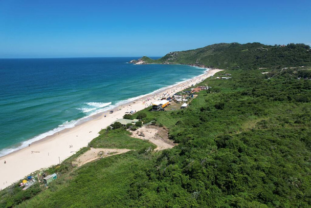 Mole praia vista aérea, Florianópolis ilha, Santa Catarina. Foto de alta qualidade. Lago Conceicao em segundo plano. - Foto, Imagem