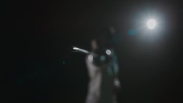 Imagens de POV com foco na ponta do violador de esgrimista de papel alumínio irreconhecível apontando a espada diretamente para a câmera enquanto estava no fundo preto com luz - Filmagem, Vídeo