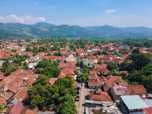 La vista aerea di abitazioni residenziali a Cikalong, Cianjur, Indonesia - Foto, immagini