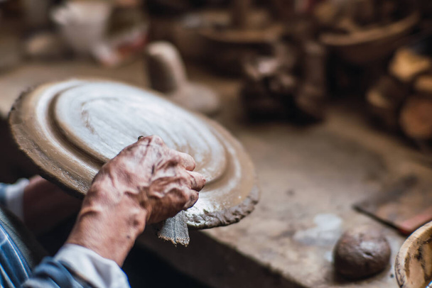 Руки литья глины в глиняной мастерской, чтобы научить людей, как формировать материал для создания фигур - Фото, изображение
