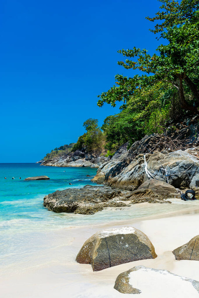 Όμορφη παραλία Ελευθερίας στο νησί Πουκέτ κοντά στο Πατόνγκ. - Φωτογραφία, εικόνα