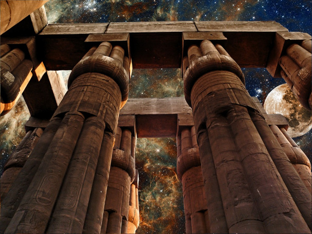 Chrám Luxor, měsíc a mlhovina tarantule (prvky tohoto obrázku  - Fotografie, Obrázek