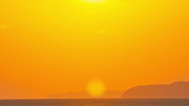 Czas mija Słońce wschodzi na żółte, poranne niebo nad wyspami - Materiał filmowy, wideo