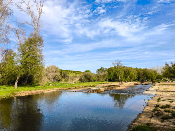 Piscina de agua natural en Córdoba, Extremadura, España - Foto, imagen