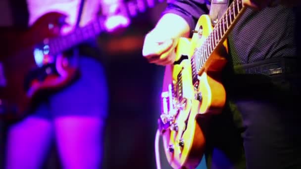 Hombre y mujer tocando en guitarras
 - Metraje, vídeo