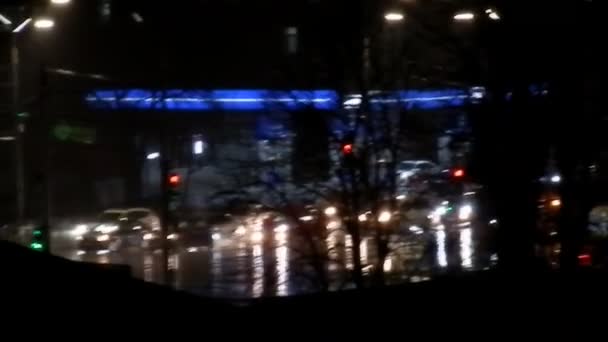 KYIV, UCRANIA - 20 de marzo de 2024: Coche en la carretera de la ciudad bajo la lluvia - Metraje, vídeo