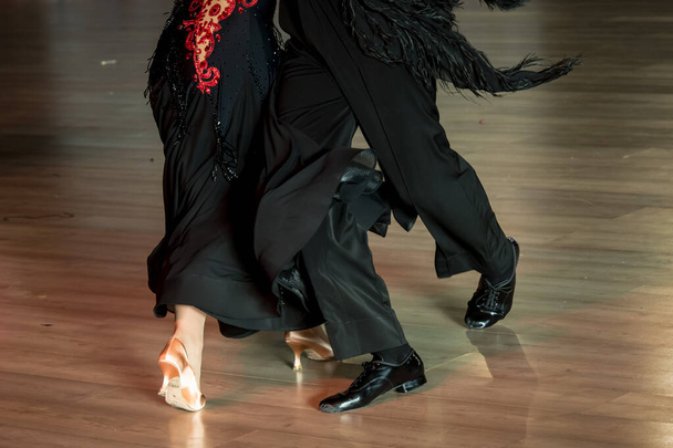 ダンスフロアで標準的なダンスを踊るカップル - 写真・画像