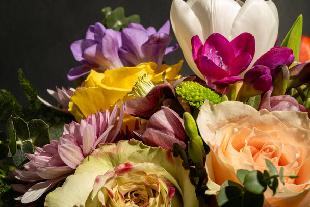 primer plano de hermoso ramo de flores brillantes  - Foto, Imagen
