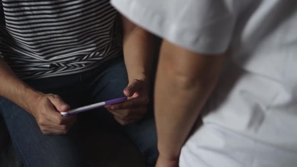 vrouw toont positieve zwangerschapstest aan man - Video