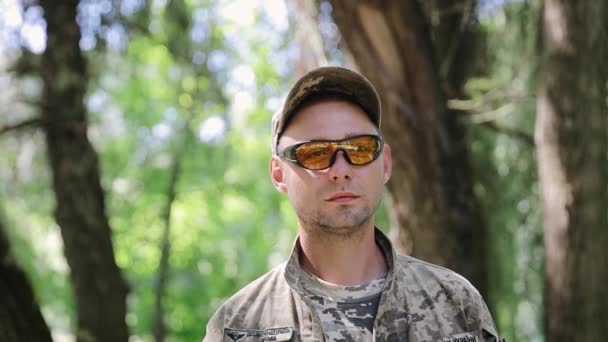Κοντινό πλάνο ενός επαγγελματία νεαρού Ουκρανού στρατιώτη που κοιτάζει στην κάμερα. Τα μάτια του ανθρώπου που είδε τον πραγματικό πόλεμο - Πλάνα, βίντεο
