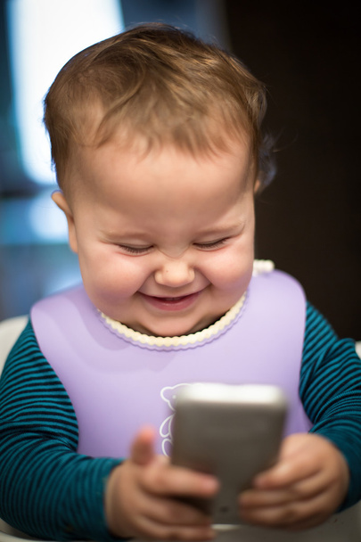 bebê com smartphone
 - Foto, Imagem