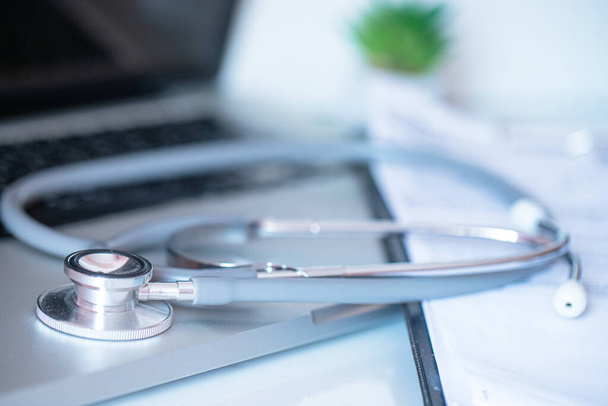 Konvergence technologie a zdravotní péče: notebook klávesnice se stetoskopem, symbolizující on-line medicíny. Koncept elektronického zdravotnictví  - Fotografie, Obrázek