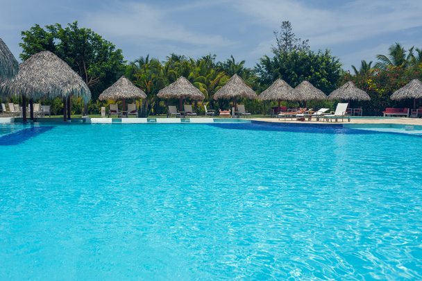 Відкритий плавальний басейн курорту розкішний готель у спа-центрі влітку біля моря. Тропічний рай. Домініканська Республіка, Сейшельські острови, Карибського басейну, Багамські острови. - Фото, зображення