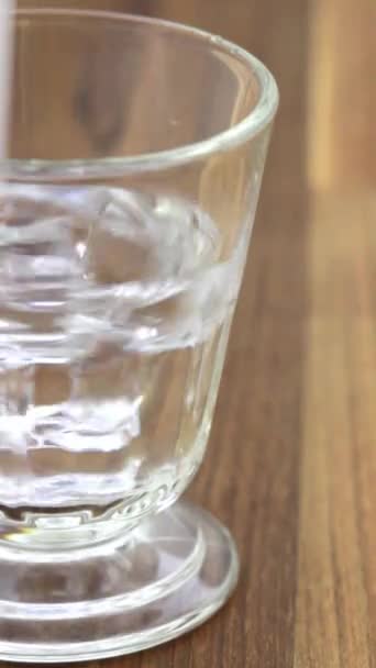 Το πολύτιμο υγρό thaT κρατά τα πάντα ζωντανά - Πλάνα, βίντεο
