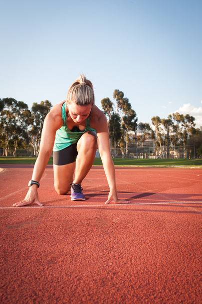 Vrouwelijke loper op een track Atletiek - Foto, afbeelding