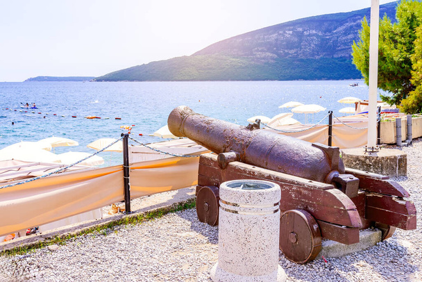 Vanha tykki Kanli Kulan (verinen torni) linnoituksessa meren ja vuorten taustaa vasten, Herceg Novi, Montenegro - Valokuva, kuva