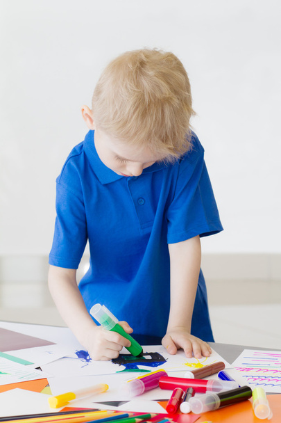 мальчик рисует
 - Фото, изображение