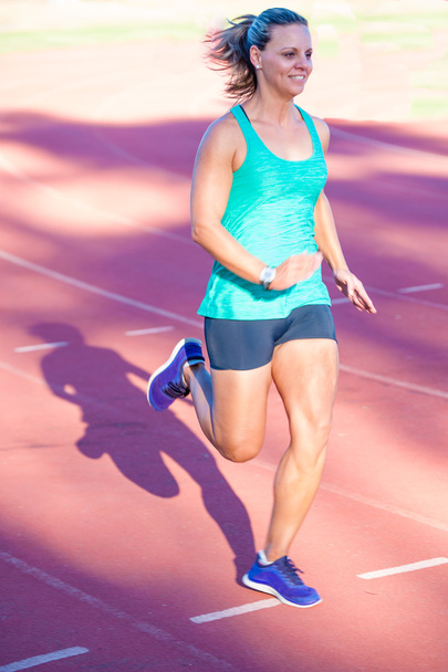 Une coureuse sur une piste d'athlétisme
 - Photo, image