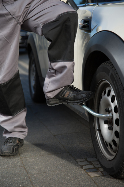 Car tire change with the help of a feet - Foto, Imagen