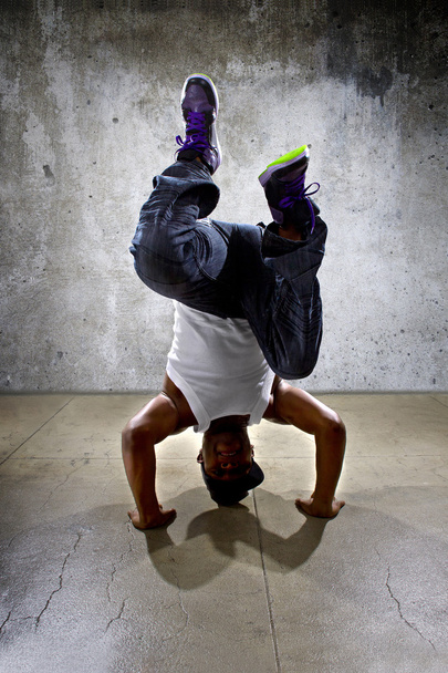 Breakdancer doing headstand - Фото, изображение