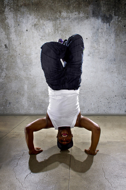 Breakdancer doing headstand - Zdjęcie, obraz