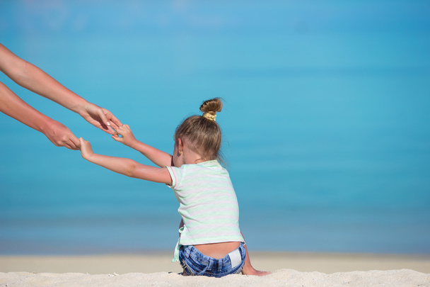 Красивая маленькая девочка на пляже во время летних каникул - Фото, изображение