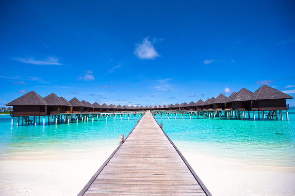 water bungalows en houten steiger op Malediven - Foto, afbeelding