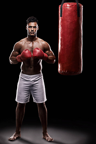 Grave, boxeador e retrato de homem em estúdio com luvas para treinamento com força e músculo. Adulto, atleta e homem em fundo escuro, saudável e poder com corpo, saco de perfuração e esporte. - Foto, Imagem